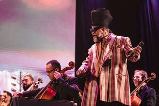 Carlinhos Brown com a Orquestra Ouro Preto