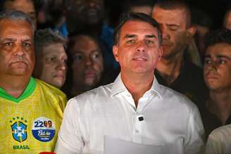 Flávio Bolsonaro discursa após derrota em eleições