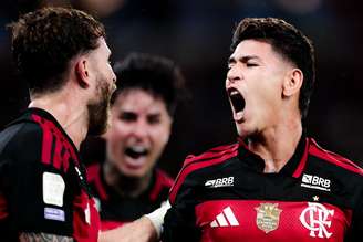 Carrascal explode de alegria após fazer o gol da vitória do Flamengo.