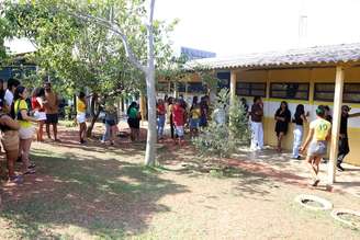 Eleitores na fila para votar no segundo turno