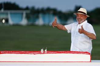 O presidente reeleito Luiz Inácio Lula da Silva (PT) comemora seus 81 anos de idade ao lado de apoiadores