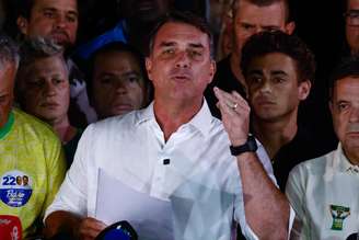 Flávio Bolsonaro está nos Estados Unidos após fugir do Brasil