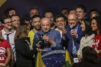 Lula (PT) e aliados discursam após TSE confirmar reeleição do petista para seu quarto mandato, no último domingo, 25