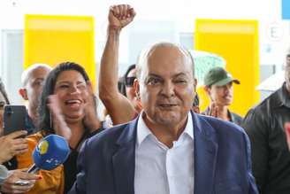 O ex-presidente do Banco de Brasília (BRB) Paulo Henrique Costa manteve tratativas com o ex-governador do Distrito Federal Ibaneis Rocha (MDB) enquanto praticava fraudes com Daniel Vocaro, dono do Banco Master, segundo relatório da Polícia Federal.