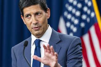 Kevin Warsh negou que eleições de meio de mandato tenham influenciado na decisão