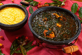 Frango caipira com ora-pro-nóbis e angu