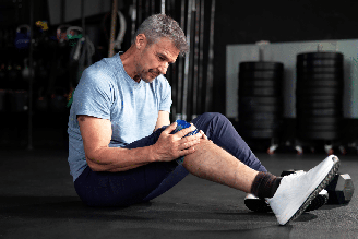 Inchaço, perda de movimento, trauma ou sensação de musculatura cansada ajudam a definir qual tipo de compressa é mais indicado para aliviar a dor