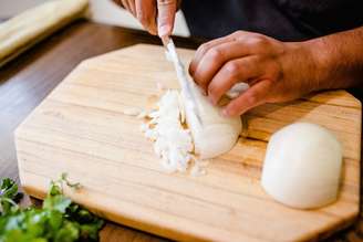 Especialistas em nutrição concordam: cebolas que apresentam brotos verdes são perfeitamente seguras para o consumo.