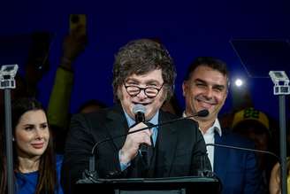 Javier Milei na convenção do PL, com Flávio Bolsonaro ao fundo