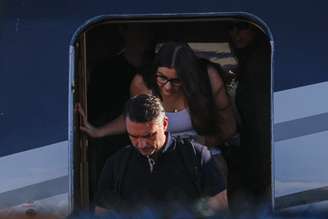 Flávio Bolsonaro desembarca em aeroporto em Miami, na Flórida (EUA), após fugir do Brasil