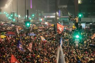 Eleitores comemoram a vitória do presidente Lula em ato na Avenida Paulista. Foto Tiago Queiroz/Estadão