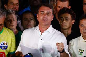 O senador Flávio Bolsonaro (PL), candidato à Presidência da República, fala à imprensa após ser derrotado pelo presidente Luiz Inácio Lula da Silva (PT), reeleito no segundo turno das eleições presidenciais de 2026