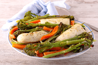 Filé de pescada branca com legumes