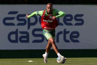 Mayke em treino no Palmeiras