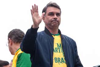 Flávio Bolsonaro deixou o Brasil após perder as eleições