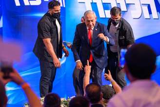 O partido de direita Likud, de Netanyahu, e aliados alcançam 56 cadeiras das 120 do Knesset, contra 49 do bloco de oposição