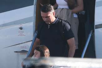Flávio Bolsonaro desembarca em Miami após fuga do Brasil