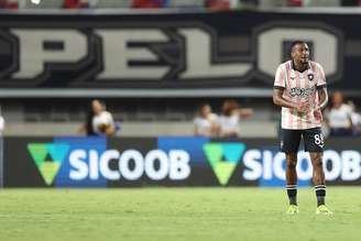 Edenilson comemorando o gol do Botafogo 