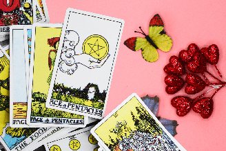 As cartas do baralho cigano revelam tendências diferentes para cada signo no amor em novembro