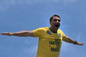 Flávio Bolsonaro fugiu do Brasil rumo aos Estados Unidos pela Argentina