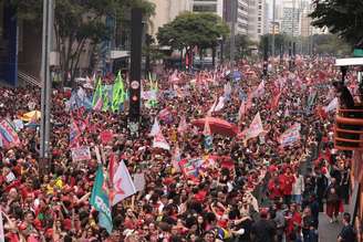 Caminhada na Avenida Paulista do presidente Lula durante a campanha