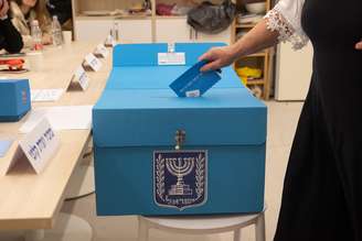 Uma eleitora vota em uma seção eleitoral em 27 de outubro de 2026 em Jerusalém, Israel. Os eleitores israelenses vão às urnas para eleger os 120 membros do Knesset, que determinarão a composição do governo que sucederá a coalizão de direita do atual primeiro-ministro Benjamin Netanyahu.