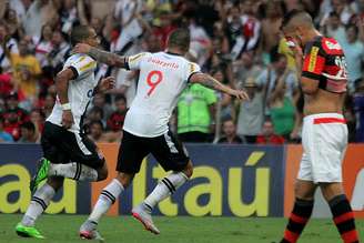 Rodrigo abre o placar na última vitória do Vasco sobre o Flamengo em 2015 –