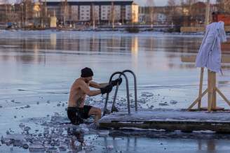 Sete dias entrando em água a 14 °C: o que o estudo mais recente sobre o “banho gelado” realmente diz (e o que não diz)