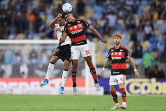 Alex Sandro, do Flamengo, e Brenner, do Vasco, disputam bola, enquanto Léo Pereira observa, na partida entre Flamengo e Vasco no primeiro turno do Campeonato Brasileiro de 2026 - 