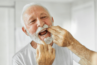 A retração gengival pode fazer com os dentes pareçam mais compridos, mesmo sem terem aumentado de tamanho