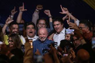 Lula ao lado de aliados após a vitória sobre Flávio Bolsonaro no segundo turno da disputa eleitoral