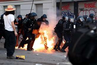 Em Paris, manifestantes dispararam fogos de artifício contra a polícia