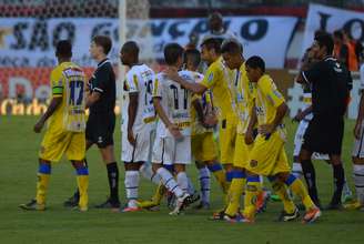 Philip Bennett e as reclamações botafoguenses após expulsão de Seedorf