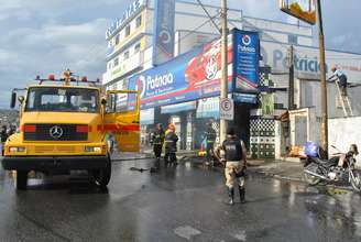 Incêndio atingiu loja de autopeças em Vitória da Conquista, no sudoeste da Bahia
