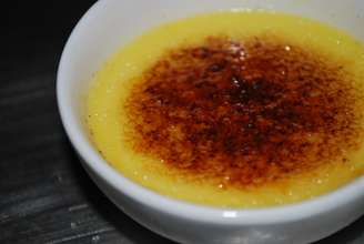 <p>Suave também é o sabor do creme brûlée com água de flor de laranjeira</p>