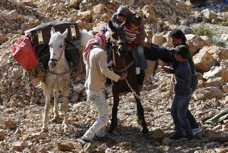 Família cruza a região de Shebaa, no sul do Líbano, a caminho da aldeia Beit Jann. Eles retornam psra casa depois que tiveram seu pedido de asilo na Europa negado pela Acnur (Alto Comissário das Nações Unidas para Refugiados)