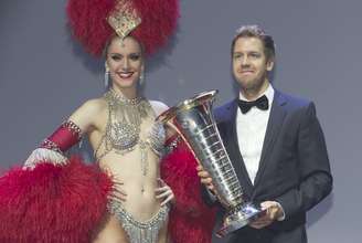 <p>Alemão Sebastian Vettel recebeu oficialmente o troféu de campeão da temporada 2013 da Fórmula 1 em evento de gala da FIA, em Paris</p>