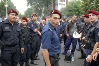 Policiais protestaram por aumentos salariais em La Plata nesta segunda-feira