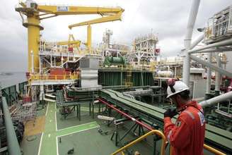 <p>Funcionário inspeciona a FPSO OSX-1, a primeira unidade flutuante de produção e armazenamento da frota da OSX, no porto do Rio de Janeiro</p>