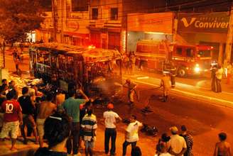 <p>Ônibus incendiado em meio à onda de ataques no Maranhão (imagem de arquivo)</p>