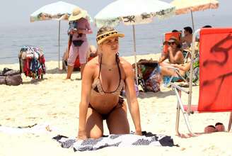 Veridiana Freitas, capa da 'Playboy' de janeiro, aproveitou o sol desta sexta-feira (14) para se bronzear na praia de Ipanema, no Rio