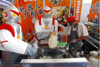 <p>O super-herói japonês Ultraman é um dos mais populares atualmente em toda a Ásia. Na foto, bonecos vestidos de Ultraman em mercado da China</p>