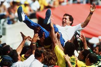 Carlos Alberto Parreira é festejado pela Seleção Brasileira na final contra a Itália