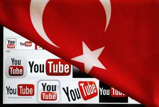 <p>Logos do YouTube são exibidos em uma tela de laptop parcialmente coberta com a bandeira nacional da Turquia</p>