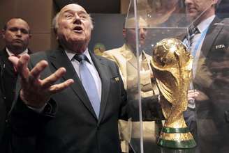 Presidente da Fifa, Joseph Blatter, gesticula diante da taça da Copa do Mundo após uma coletiva de imprensa, em São Paulo. 5/06/2014.