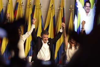 <p>Juan Manuel Santos foi reeleito neste domingo com cerca de 50% dos votos no segundo turno eleitoral</p>