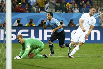 <p>Cahill e Hart reagem ao segundo gol de Suárez para o Uruguai, fechando em 2 a 1 do Uruguai sobre a Inglaterra na Arena Corinthians.</p>