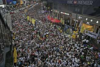 <p>Dezenas de milhares de pessoas lotam em uma rua durante uma marcha no centro de Hong Kong, nesta terça-feira, 1 de julho, para pressionar por uma maior democracia</p>