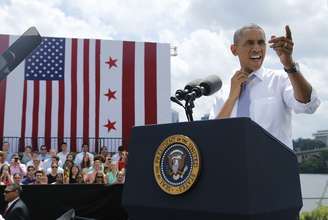 <p>Presidente dos EUA, Barack Obama afrouxa a gravata antes de fazer declara&ccedil;&otilde;es sobre a economia americana, no Waterfront Park de Georgetown, em Washington, em&nbsp;1 de julho</p>