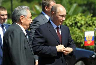 <p>O presidente russo, Vladimir Putin e o seu homólogo de Cuba, Raúl Castro participaram de uma cerimônia em homenagem a combatentes, nesta sexta-feira, 11 de julho, em Havana, Cuba</p>